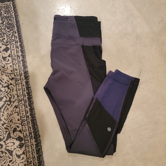 Lululemon size 8 luxtreme crops - Picture 2 of 4